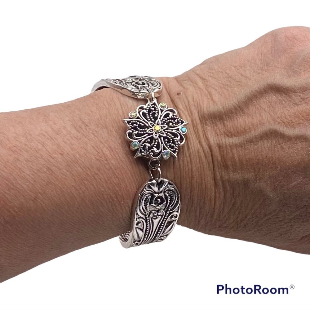 Snap Jewelry Bangle Bracelet with Sparkling Iridescent 18mm Flower Snap! NWT